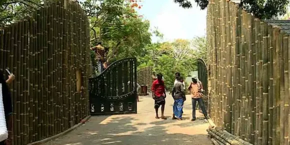 ജി 20യ്ക്കായി അണിയിച്ചൊരുക്കി കുമരകം ! റോഡുകളും കായലും ഒരേപോലെ സുന്ദരം.. സുസജ്ജം ! നവീകരിച്ച് തെരുവു വിളക്കുകള്‍ സ്ഥാപിച്ച കുമരകം റോഡുകള്‍ ജി 20 കഴിഞ്ഞാലും ടൂറിസം കേന്ദ്രത്തിന് മുതല്‍കൂട്ടാകും ! അഞ്ഞൂറോളം രാജ്യാന്തര അതിഥികളെ താമസിപ്പിക്കുക കുമരകത്തെ 5 റിസോര്‍ട്ടുകളില്‍. ഇല അനങ്ങിയാല്‍ അറിയുന്ന വിധം കനത്ത സുരക്ഷ. ജില്ലയിലേയ്ക്ക് വരുന്നവരും പോകുന്നവരുമടക്കം കനത്ത നിരീക്ഷണത്തില്‍. കുമരകത്ത് ഗതാഗത നിയന്ത്രണവും