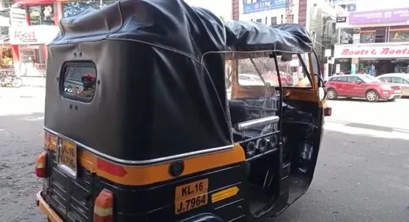 വർക്കല പോലീസ് സ്റ്റേഷൻ വളപ്പിലെ മരം ഒടിഞ്ഞു വീണ് ഓട്ടോറിക്ഷ ഭാഗികമായി നശിച്ചു