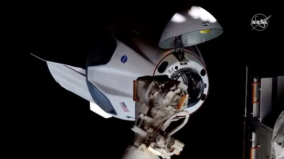 സ്‌പേസ് എക്‌സിന് ഇത്‌ ചരിത്ര നിമിഷം; ക്രൂ ഡ്രാഗണ്‍ കാപ്‌സൂള്‍ ബഹിരാകാശ നിലയത്തിലെത്തി; വീഡിയോ ദൃശ്യങ്ങള്‍