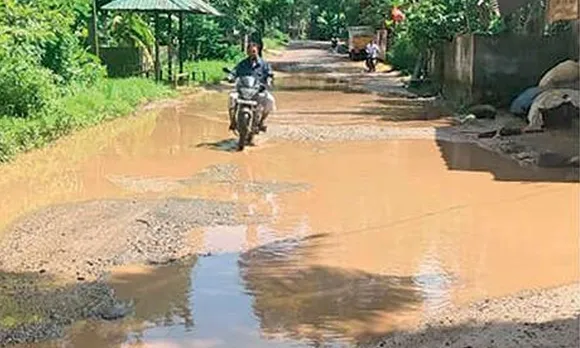 മഴത്തുള്ളി വീണാൽ അലിഞ്ഞു പോകുന്ന റോഡുകൾ: റോഡ് പണിക്കായി സർക്കാർ മുടക്കുന്ന തുകയുടെ 40 ശതമാനമേ റോഡിൽ മുടക്കുന്നുള്ളൂ. ബാക്കി 60 ശതമാനം പലരുടെയും പോക്കറ്റിലേക്ക് !