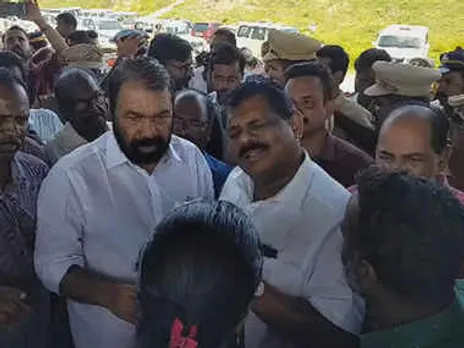 മുതലപ്പൊഴിയിൽ വള്ളം മറിഞ്ഞ് മത്സ്യത്തൊഴിലാളിയുടെ മരണം; സ്ഥലം സന്ദർശിക്കാനെത്തിയ മന്ത്രിമാരെ തടഞ്ഞ് നാട്ടുകാർ, ഷോ കാണിക്കരുതെന്ന് മന്ത്രി വി. ശിവൻകുട്ടി