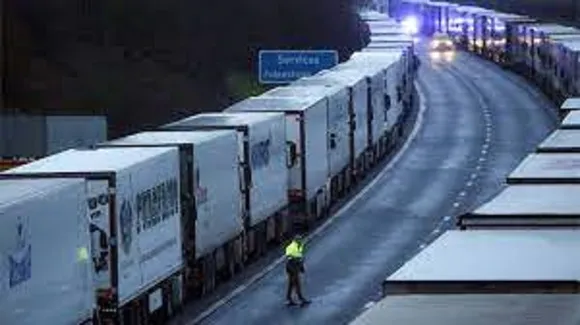 നിയന്ത്രണങ്ങള്‍ ഏര്‍പ്പെടുത്തി ഫ്രാന്‍സ്; യുകെയിലേക്കുള്ള ലോറികള്‍ അതിര്‍ത്തിയില്‍ കുടുങ്ങി