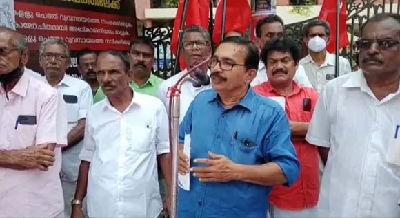 കള്ള് വ്യവസായത്തെ തകർക്കുന്ന എക്സൈസ് നിലപാട് തിരുത്തണമെന്നാവശ്യപ്പെട്ട് ചെത്ത് തൊഴിലാളി യൂണിയൻ പാലക്കാട് എക്സൈസ് ഡെപൂട്ടി കമ്മീഷണർ ഓഫീസിലേക്ക് മാർച്ച് നടത്തി