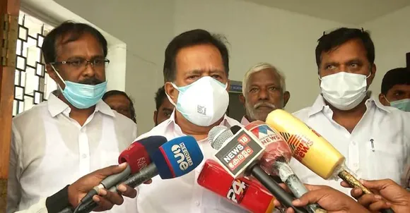ഇന്ത്യൻ പ്രസിഡൻ്റിന് ഓണററി ഡി ലിറ്റ് നൽകാൻ നടപടി സ്വീകരിക്കണമെന്ന് ചാൻസലർ കൂടിയായ ഗവർണ്ണർ കേരള സർവ്വകലാശാലാ വൈസ് ചാൻസിലർക്ക് നിർദ്ദേശം നൽകിയിരുന്നോ?  ഈ നിർദ്ദേശം സർക്കാരിൻ്റെ ഇടപെടലിനെ തുടർന്ന് കേരള സർവ്വകലാശാലാ വൈസ് ചാൻസിലർ നിരാകരിച്ചിരുന്നോ? ഗവര്‍ണരും സര്‍ക്കാരും തമ്മിലുള്ള പ്രശ്നങ്ങളുടെ അടിസ്ഥാനത്തില്‍ സര്‍ക്കാരിന് മുന്നില്‍ ആറ് ചോദ്യങ്ങളുമായി രമേശ് ചെന്നിത്തല