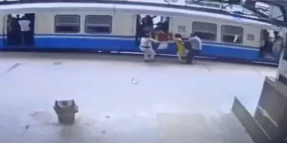മുന്നറിയിപ്പ് ലംഘിച്ചു ; യുവതി ട്രെയിനിനും പ്ലാറ്റ്‌ഫോമിനും ഇടയിലകപ്പെട്ടു ; അതിസാഹസികമായി രക്ഷപ്പെടുത്തി വനിതാ ജീവനക്കാരി; വീഡിയോ