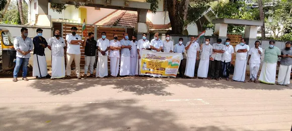 ആദ്യം വാക്സിൻ , എന്നിട്ട് മതി പെറ്റി....!!! മൂന്നിയൂർ മണ്ഡലം യൂത്ത് കോൺഗ്രസ് പ്രവർത്തകർ ആരോഗ്യ കേന്ദ്രത്തിനു മുന്നിൽ നിൽപ്പ് സമരം നടത്തി