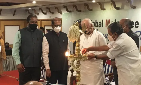 ഗ്ലോ​​​ബ​​​ൽ മ​​​ല​​​യാ​​​ളി പ്രസ്‌ ക്ലബ്‌ ഗ​​​വ​​​ർ​​​ണ​​​ർ ഉത്ഘാടനം ചെയ്തു.മാ​​​റ്റ​​​ങ്ങ​​​ൾ​​​ക്കി​​​ട​​​യി​​​ലും വി​​​ശ്വാ​​​സ്യ​​​ത​​​യും ധാ​​​ർ​​​മി​​​ക​​​ത​​​യും സാ​​​മൂ​​​ഹ്യ​​​പ്ര​​​തി​​​ബ​​​ദ്ധ​​​ത​​​യും ഉ​​​യ​​​ർ​​​ത്തി​​​പ്പി​​​ടി​​​ക്കാ​​​ൻ മാ​​​ധ്യ​​​മ​​​ങ്ങ​​​ൾ​​​ക്കു ക​​​ഴി​​​യ​​​ണമെന്ന്‍ ഗ​​​വ​​​ർ​​​ണ​​​ർ ആ​​​രി​​​ഫ് മു​​​ഹ​​​മ്മ​​​ദ് ഖാ​​​ൻ.