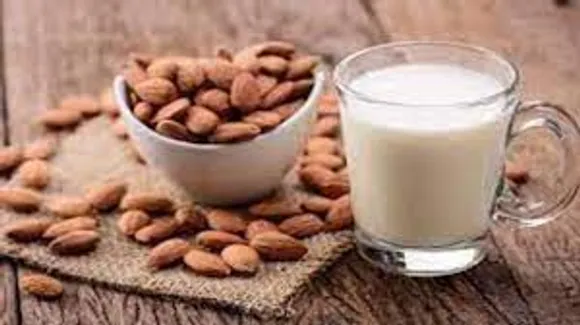 പാലിനൊപ്പം ബദാം കഴിക്കുന്നതിന്റെ ചില ആരോ​ഗ്യ ഗുണങ്ങളെ കുറിച്ച് നോക്കാം...
