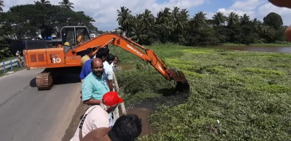 കളക്ടറുടെ ഇടപെടല്‍; പാലക്കാട് തിരുനെല്ലായി പുഴയിലെ മാലിന്യങ്ങള്‍ നീക്കി തുടങ്ങി