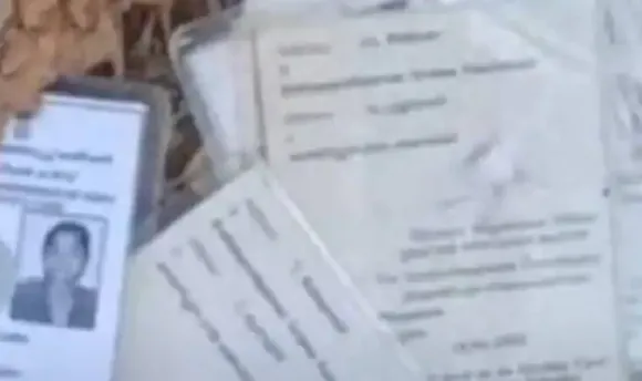 ഒറ്റപ്പാലത്ത് വോട്ടര്‍ ഐഡി കാര്‍ഡുകള്‍ ഉപേക്ഷിച്ച നിലയില്‍ കണ്ടെത്തി; പ്രതിഷേധവുമായി കോണ്‍ഗ്രസ് പ്രവര്‍ത്തകര്‍