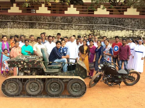 ഏത് ദുർഘടമായ വഴിയിലൂടെയും കൊണ്ടുപോകാവുന്ന ഏട്ടുചക്ര വാഹനം കണ്ടുപിടിച്ച ടോണി മാർട്ടിൻ തലച്ചിറയെ ആദരിച്ചു