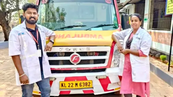 ആശുപത്രിയിലേക്കുള്ള വഴിയിൽ ആരോഗ്യനില മോശമായി,  ആംബുലൻസിൽ യുവതിക്ക് സുഖ പ്രസവം