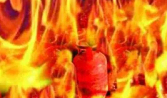 വീട്ടിനുള്ളിലെ ഗ്യാസ് സിലിണ്ടര്‍ പൊട്ടിത്തെറിച്ചുണ്ടായ അപകടത്തില്‍ നാല് കുട്ടികളുള്‍പ്പെടെ ഒമ്പത് പേര്‍ മരിച്ചു