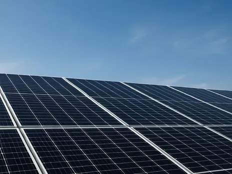The Ministry of New and Renewable Energy (MNRE) announced that India added 2,768 MW of new solar capacity in July 2025, marking a significant increase compared to 1,733 MW added in the same month last year, despite it being the monsoon season.  According to the ministry’s latest data, the country also installed 465 MW of new wind energy capacity in July 2025, slightly higher than the 419 MW added in July last year.  With these additions, India’s total renewable energy capacity has reached 187 GW (excluding large hydro). Including large hydro projects, the country’s total non-fossil fuel capacity now stands at 237.49 GW. This progress aligns with the government’s target of achieving 500 GW of non-fossil fuel power capacity by 2030.  During the first four months of FY 2025–26, India added 13,369.58 MW of solar capacity and 2,102.28 MW of wind capacity, bringing the total renewable capacity additions in the period to 15,494.26 MW.