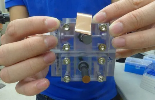This solar-charged battery directly stores energy from sunlight in a tank