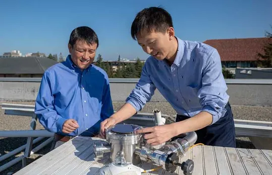 Professor Shanhui Fan and postdoctoral scholar Wei Li atop