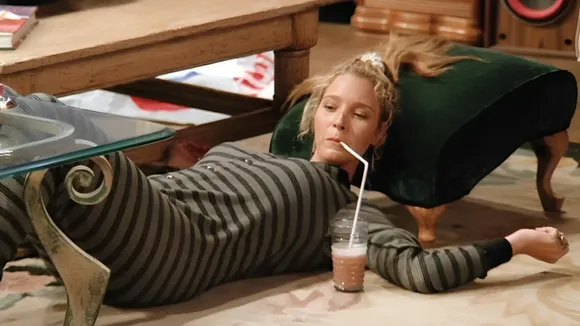 phoebe buffay friends chilling cosy relax leisure