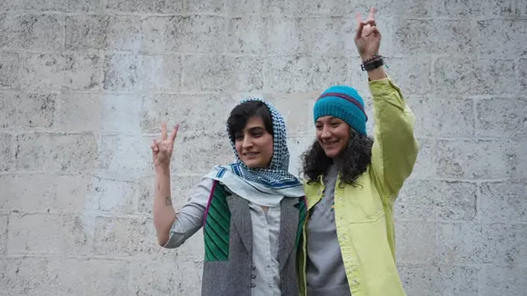 Niloofar Hamedi and Elaheh Mohammadi charged for not wearing hijab to trial