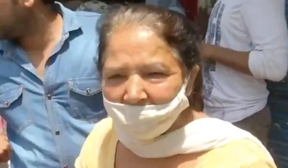delhi liquor shop aunty