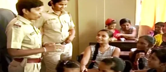 police didi - Female police stations reach out to girls in slums
