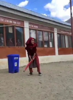 ladakh girl plays cricket