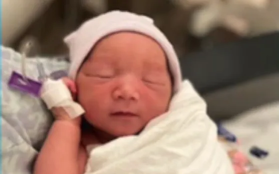 woman gives birth on flight