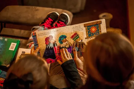 Reading helps children, Ben Mullins, Unsplash