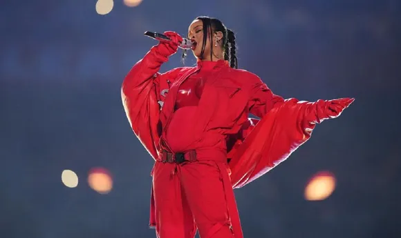 Rihanna Performs With Baby Bump, Rihanna reveals pregnancy