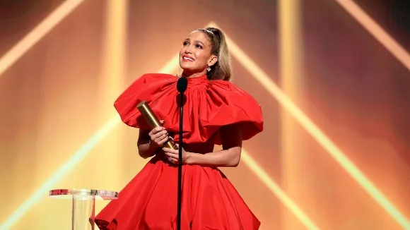 Jennifer Lopez Peoples Choice Icon Award