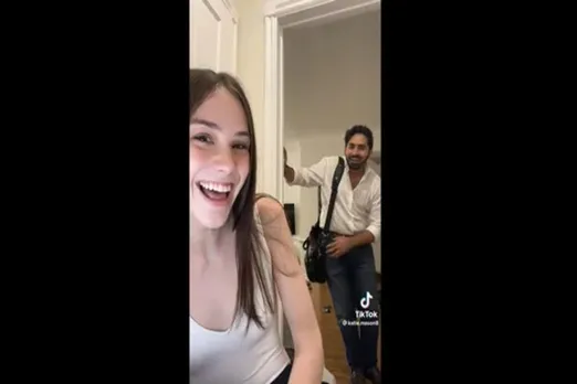 American Woman learns Hindi