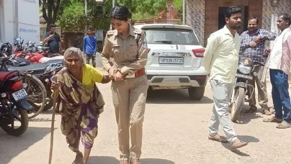 Generous Instance, Police Officer Helps Elderly Woman