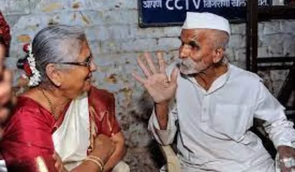 Sudha Murthy Meets Sambhajirao Bhide In Sangli, Takes Blessings