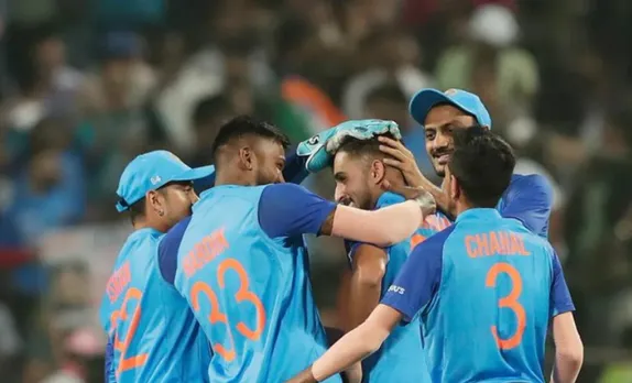 'Super Shooter of india'- Fans can't keep calm as Umran Malik rattles the stumps of Rajapaksa with a beauty!