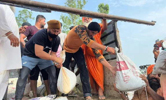 Harbhajan Singh helping relief operations