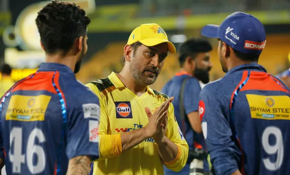 MS Dhoni with Lucknow players