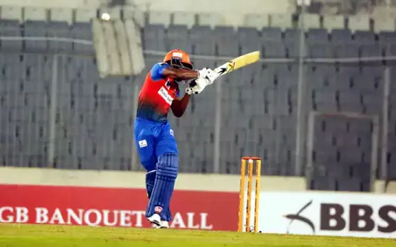 The ball missed the bottom part of the helmet's grille and hit him on his neck © BCB
