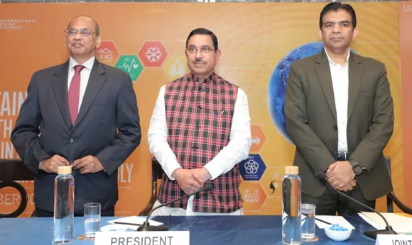 Dr Ajay Mathur, DG ISA, Shri Pralhad Joshi, Hon'ble Minister MNRE and President ISA Assembly and Shri Ajay Yadav, Joint Secretary, MNRE.jpg