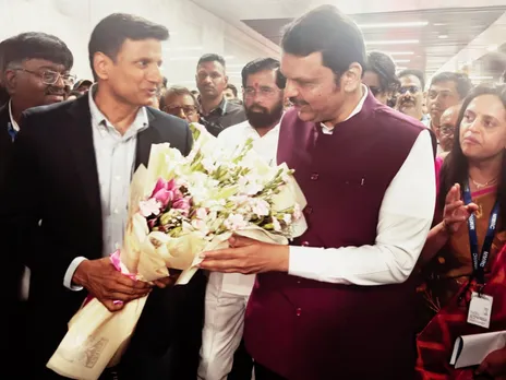 Mr. Sanjeev Mantri - MD & CEO, ICICI Lombard along with Hon'ble CM Shri Devendra Fadnavis & Hon'ble Deputy CM Shri Eknath Shinde at the ICICI Lombard Siddhivinayak Metro Station.jpg