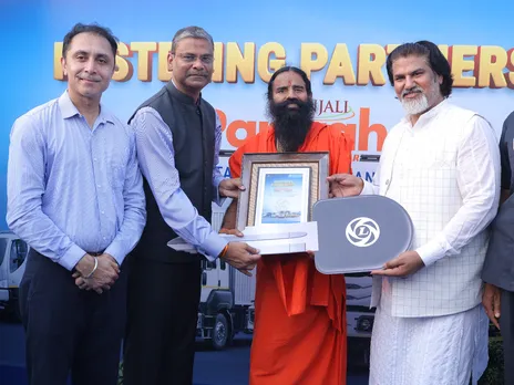 Ashok Leyland Delivers Trucks to Patanjali Parivahan, Strengthen Logistics Ties
