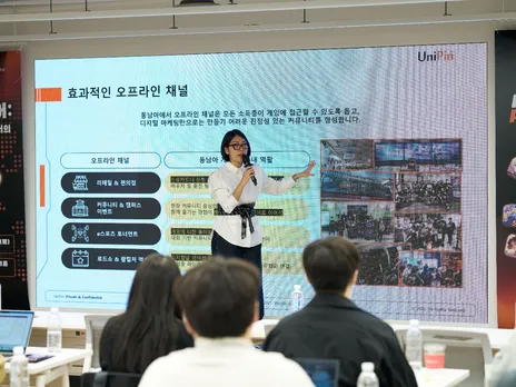 Poeti Fatima GM of UniPin Business Group presenting at the seminar