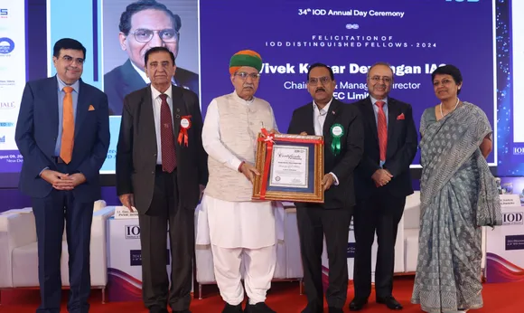 PIC -  Sh. Vivek Kumar Dewangan, CMD, REC receives ‘Distinguished Fellow’ Award 2024 by Institute of Directors.jpeg
