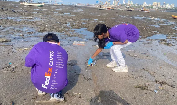 FedEx Cares volunteers and Safai sathi’s tackle beach pollution in Mumbai