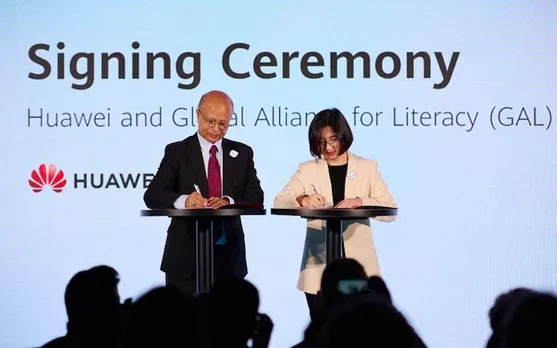 Vicky and David signing the agreement for Huawei's joining in GAL