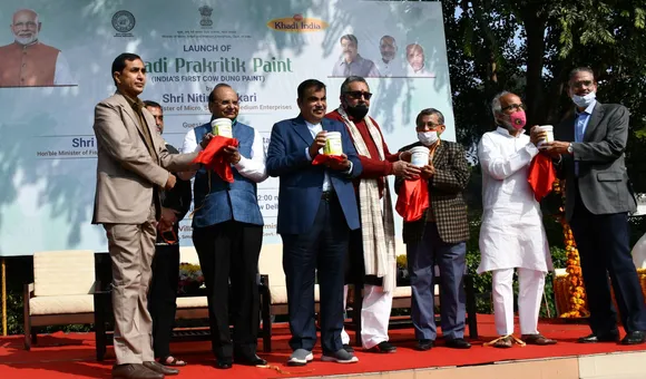 KVIC, Nitin Gadkari, VK Saxena,