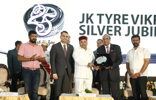 Dr. Raghupati Singhania Chairman & MD, JK Tyre with Shri Thaawar Chand Gehlot, Governor of Karnataka