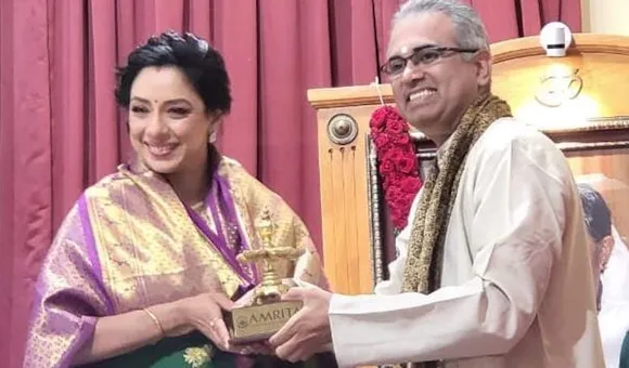 Actress Rupali Ganguly receieving momento at Whisper UNESCO event