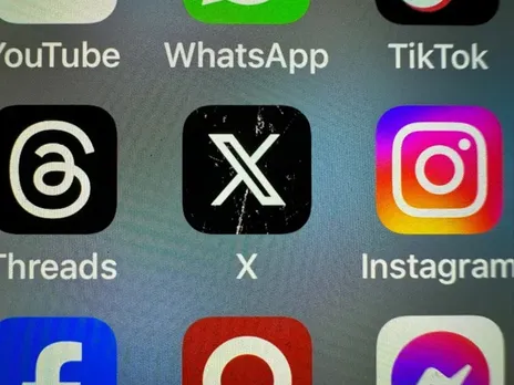 Threads daily iOS downloads