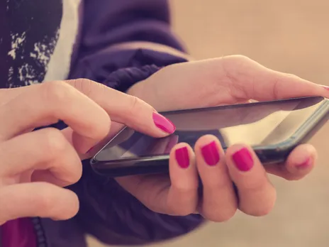 glam-nails-smartphone