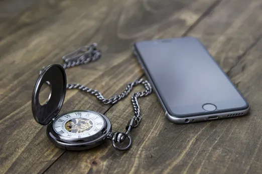 timeless-smartphone-socialmedia