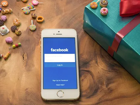 Facebook-mobile commerce game